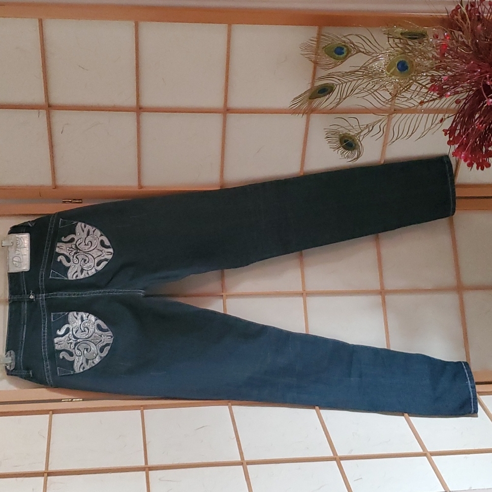 Women Dereon Blue Jeans in a Size 5/6